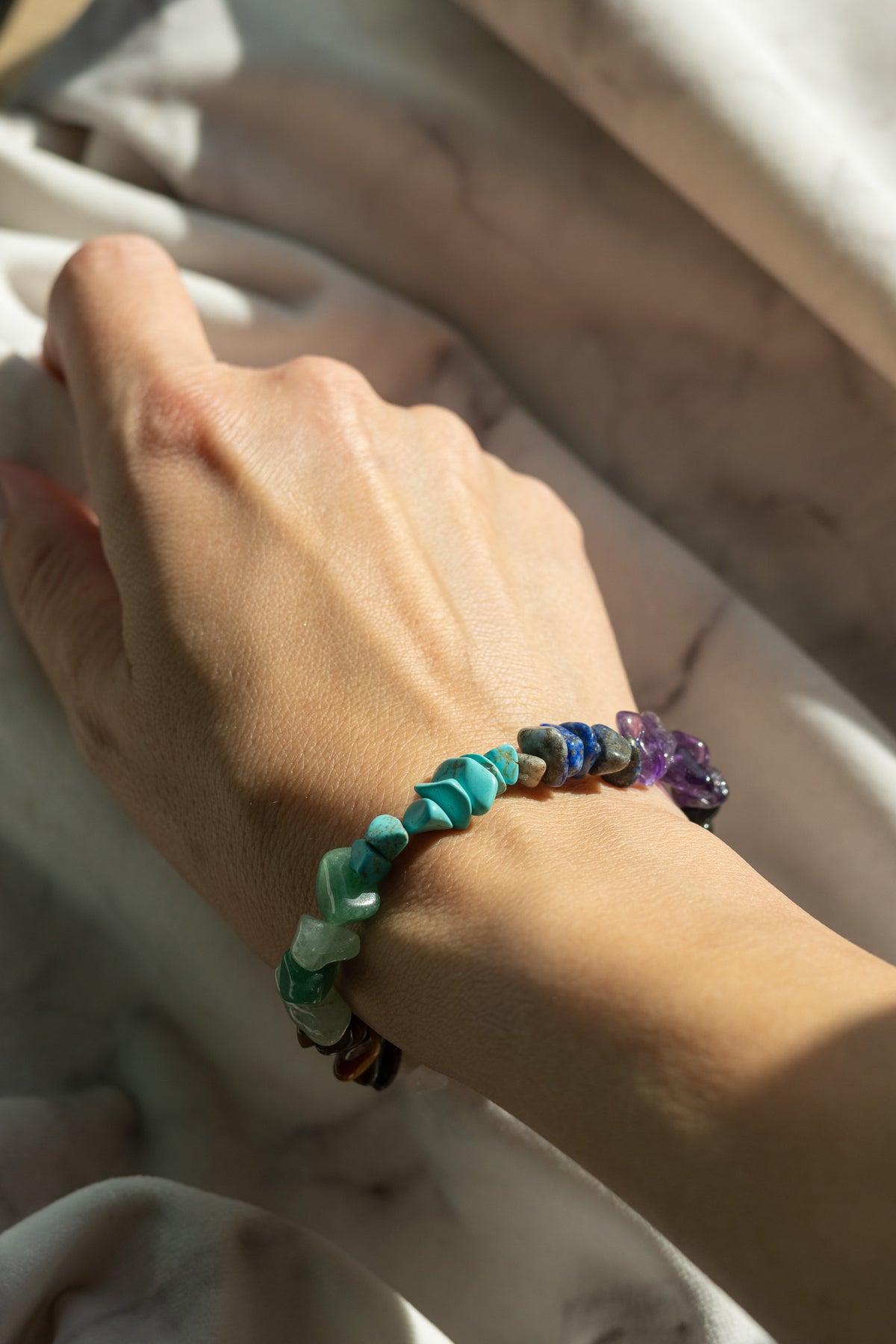 Armbånd med mørke krystaller